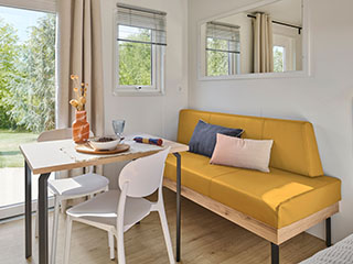 Salon LO110HLR - Canapé Ocre, Rideaux Viko
