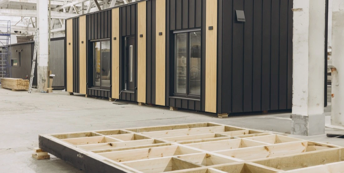 Composants de construction modulaires en cours d'assemblage dans une usine