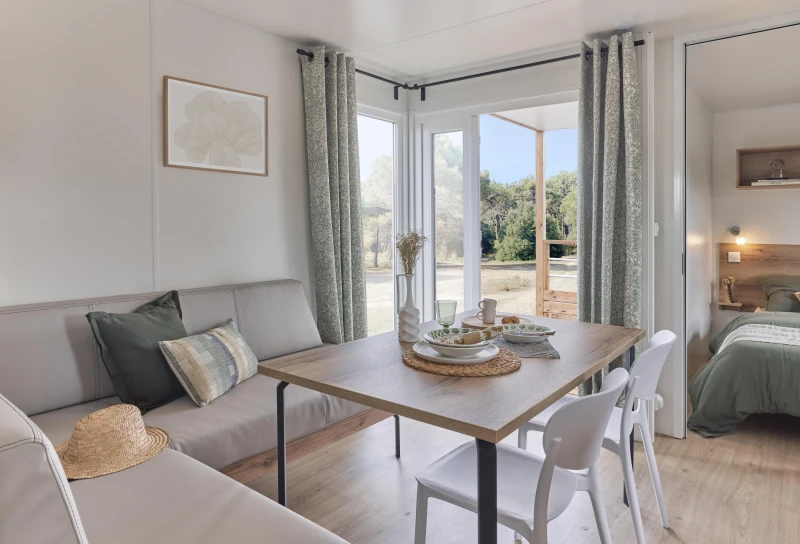 Coin salon avec accès direct à la terrasse