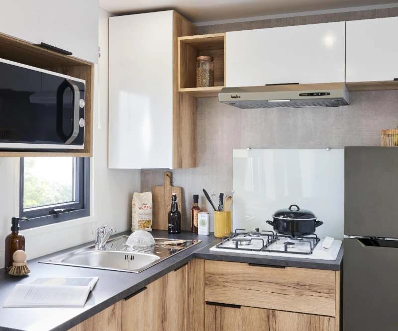 Cuisine avec équipement résidentiel