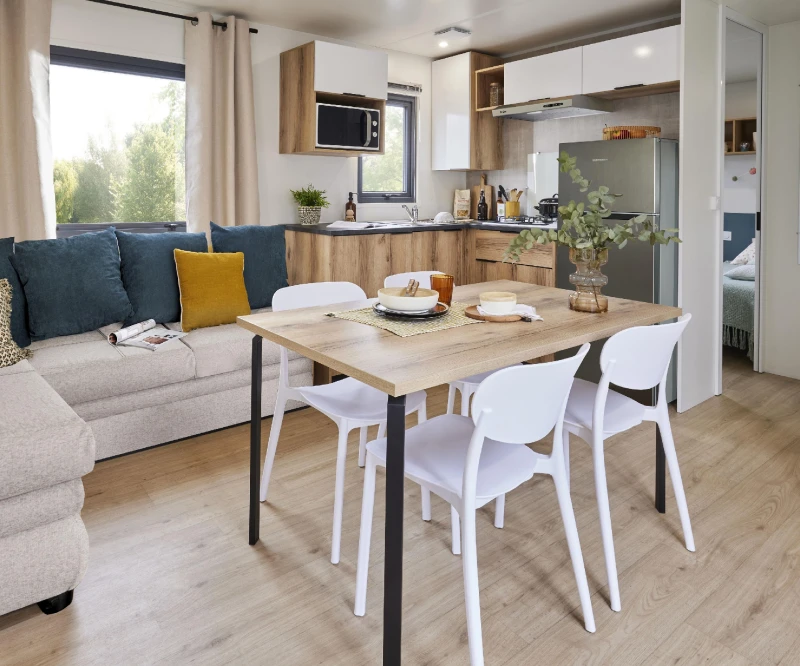 Salon avec équipement résidentiel